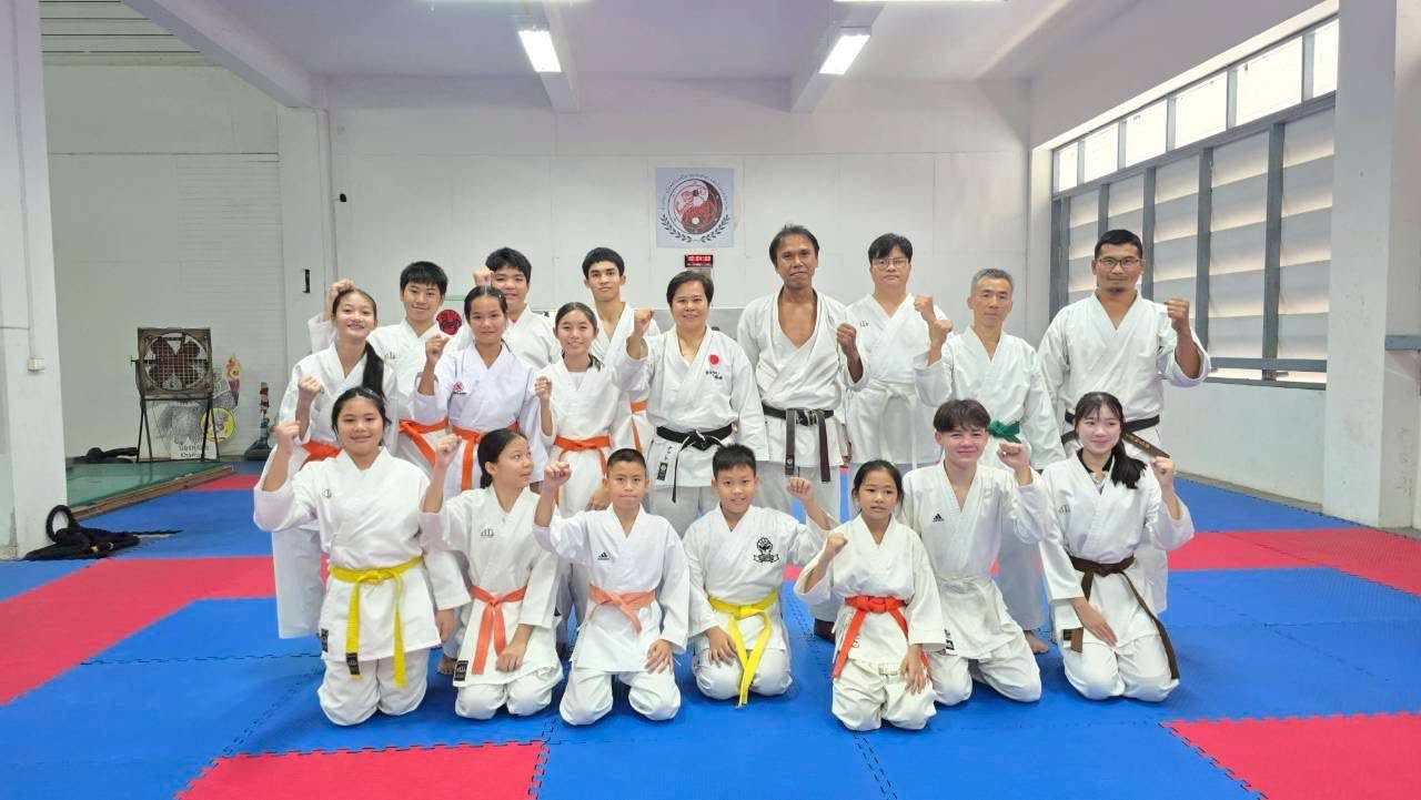 สมาชิก Chiang Rai Karate and Judo Association ในโดโจ