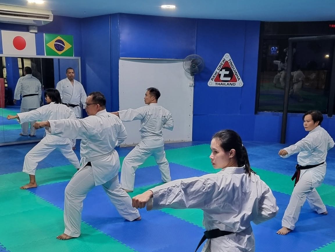 สมาชิก Ippo-Kan Shotokan Karate กำลังฝึกในโดโจ