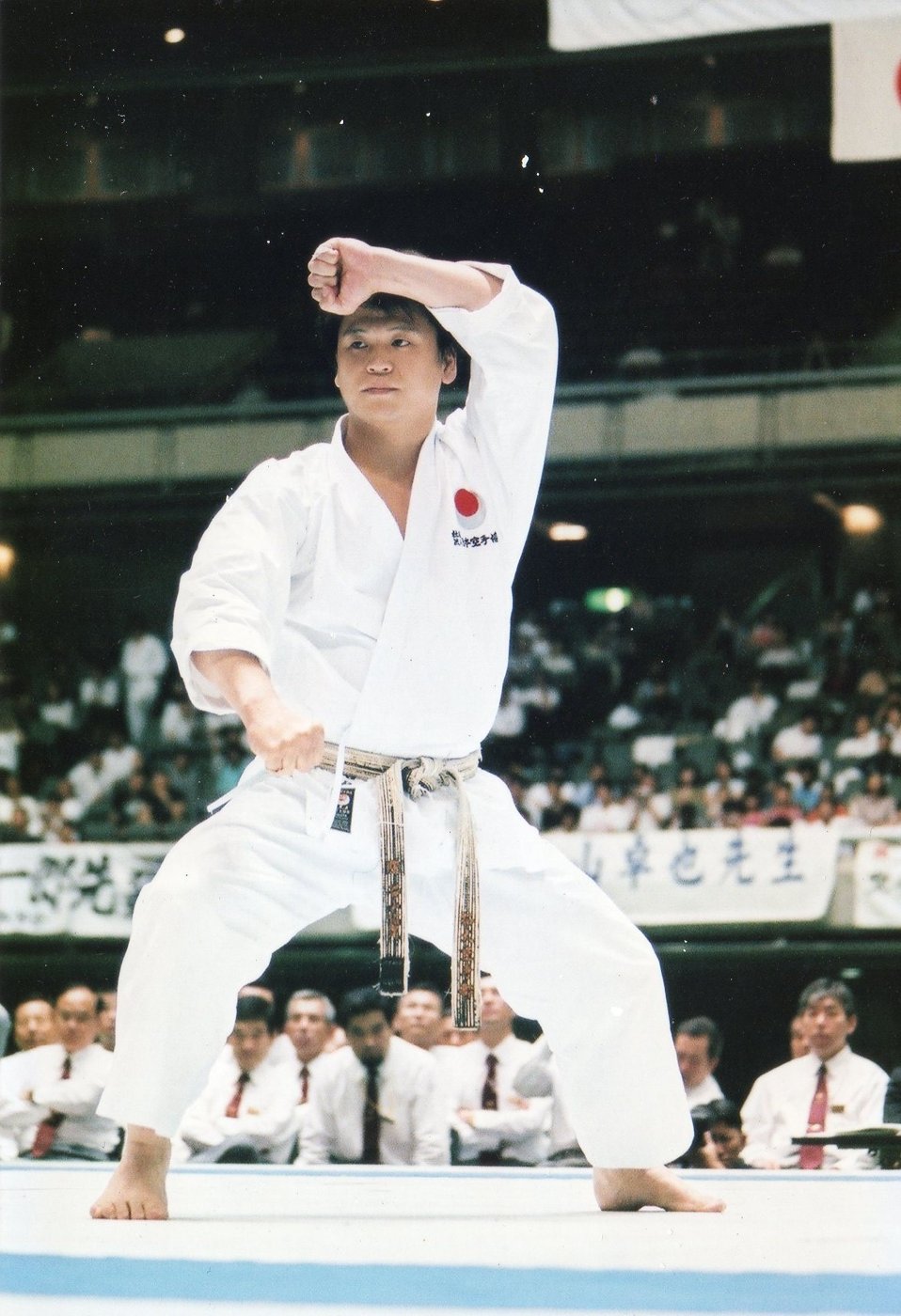 ผู้ฝึกคาราเต้กำลังแสดงคะตะในการแข่งขันชิงแชมป์ JKA