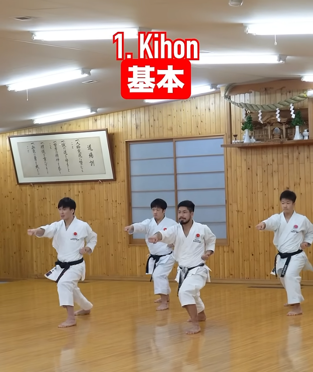 ผู้ฝึกคาราเต้สี่คนฝึกคิฮนในโดโจ จากวิดีโอ Kihon, Kata and Kumite