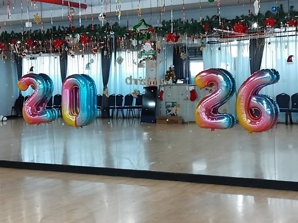 ลูกโป่งตัวเลข 2026 ในสตูดิโอของโอมูระโดโจ