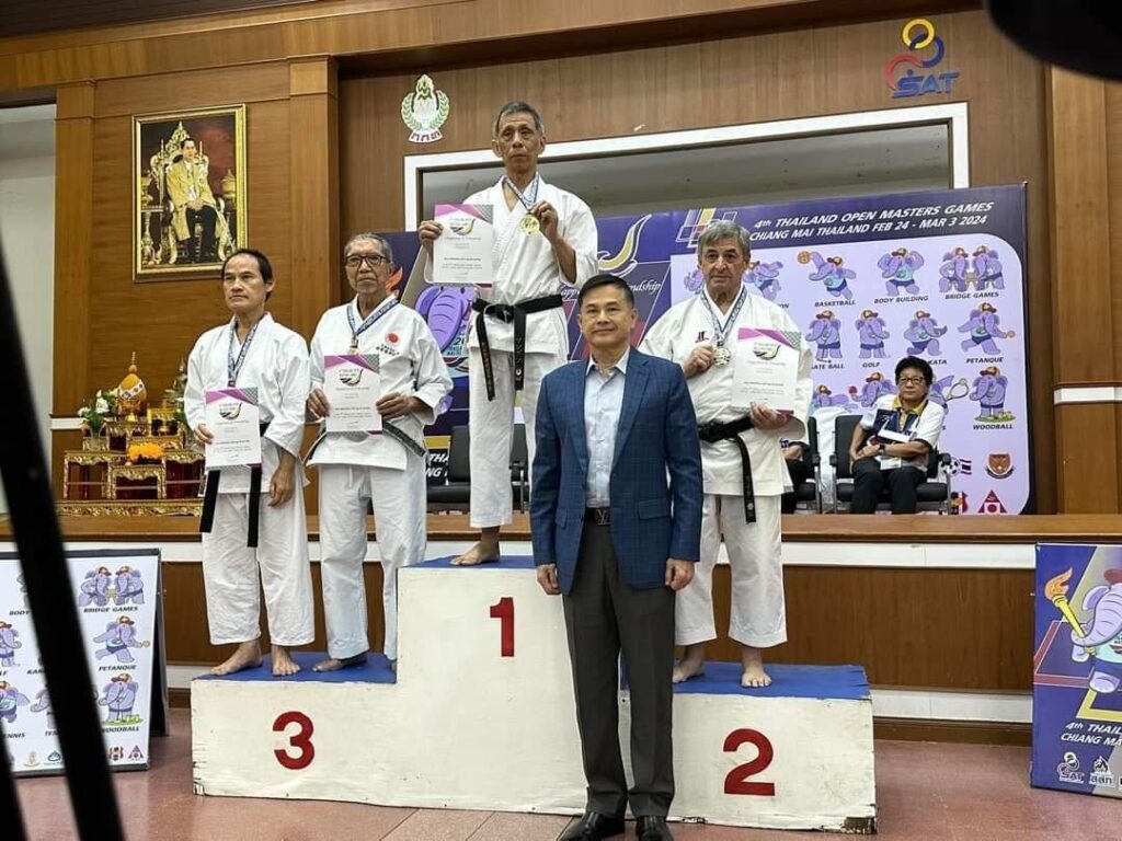 คุณ Charnwit จากโอมูระโดโจ (คนที่สองจากซ้าย) หลังคว้าอันดับ 3 ในประเภทคะตะรุ่นอาวุโส