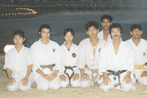 ภาพหมู่ในอดีตของผู้ฝึกคาราเต้นั่งคุกเข่าเรียงแถว