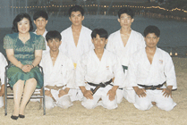ภาพหมู่ในอดีตของผู้ฝึกคาราเต้และแขกผู้มีเกียรติ