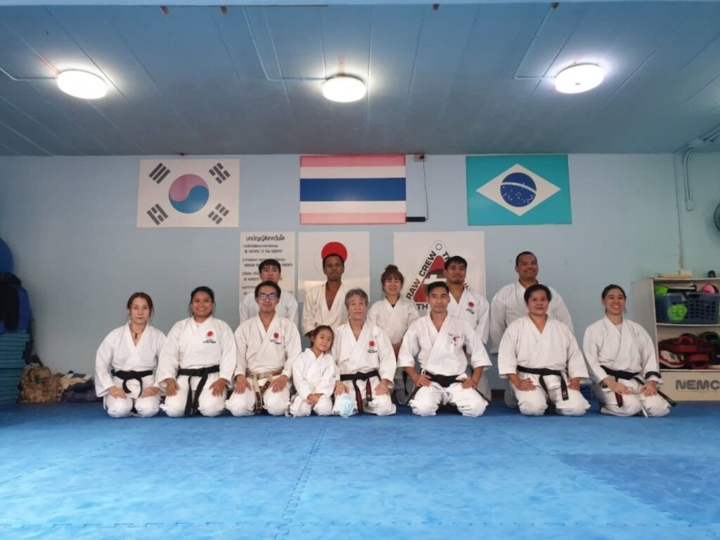 โอมูระ ฟูจิคิโยะ ชิฮัน ที่ Ippo-Kan Dojo