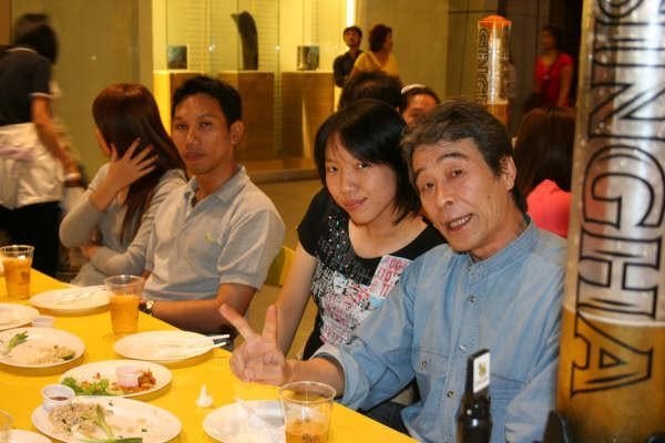 โอมูระ ฟูจิคิโยะ ชิฮัน กับสมาชิกในงานเลี้ยงอาหารค่ำ