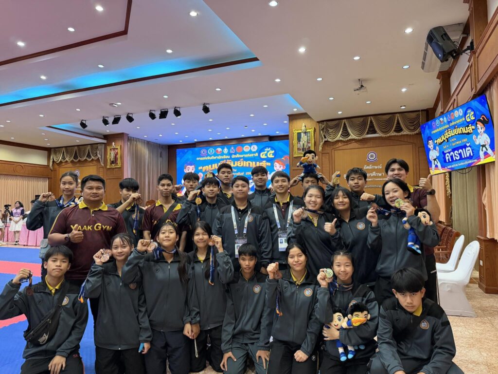 Yaak Gym Rayong team members showing their medals